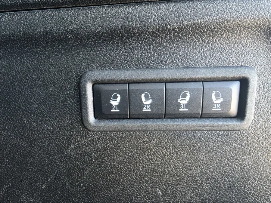 2023 Jeep Wagoneer L Series II | Photo 17 of 33