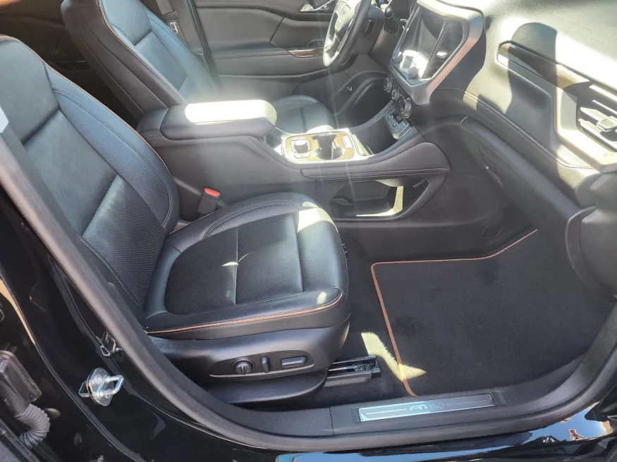 2023 GMC Acadia AT4 | Photo 18 of 29