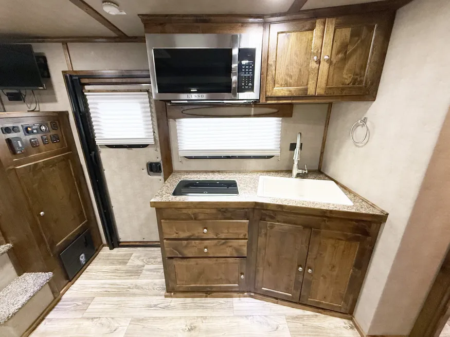 2025 Logan Coach Select 812 3HLQ | Photo 10 of 27