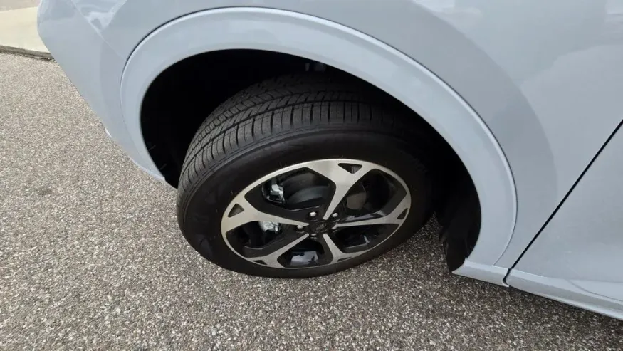 2026 Ford Escape Hybrid | Photo 10 of 32