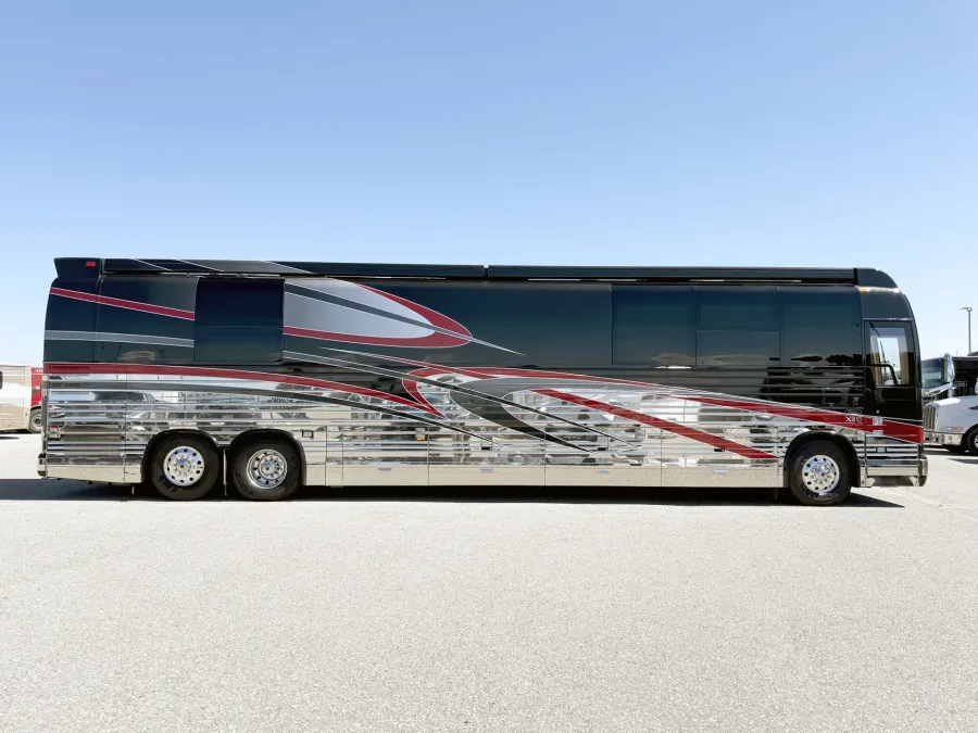 2017 Emerald Prevost X3-45 Double Slide | Photo 2 of 34