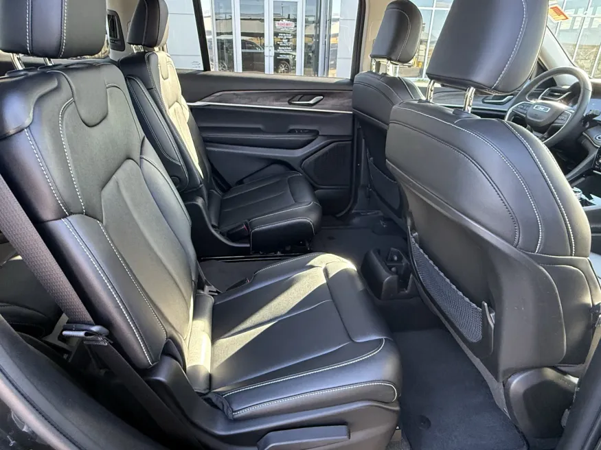 2023 Jeep Grand Cherokee L Limited | Photo 9 of 17