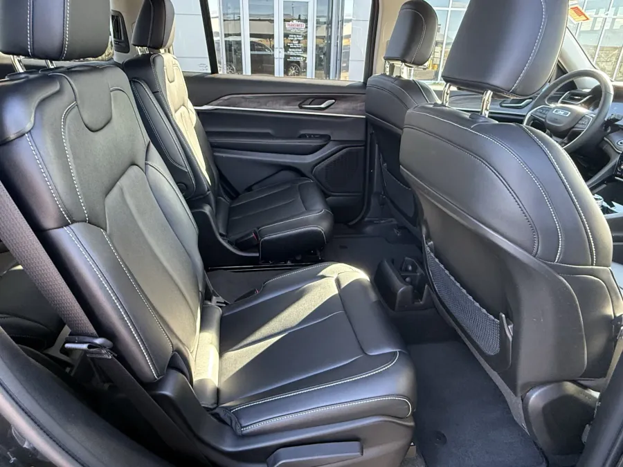 2023 Jeep Grand Cherokee L Limited | Photo 9 of 17