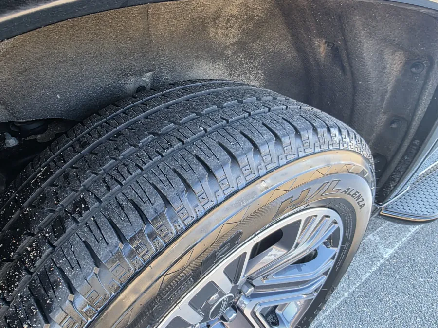 2025 Jeep Wagoneer L Base | Photo 8 of 34