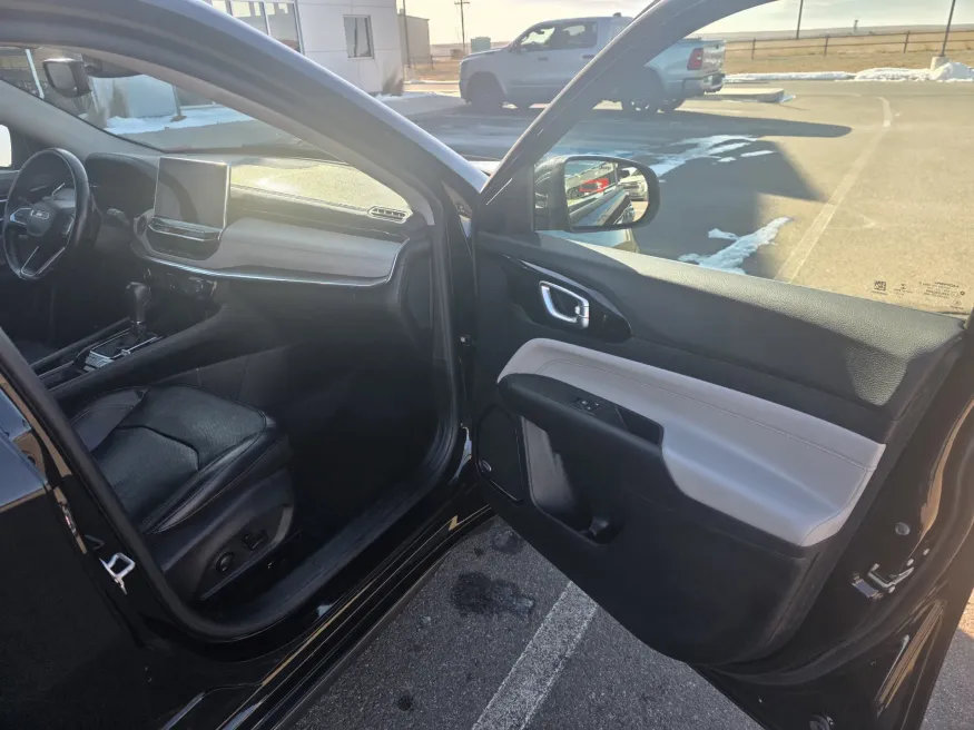 2022 Jeep Compass Limited | Photo 15 of 24