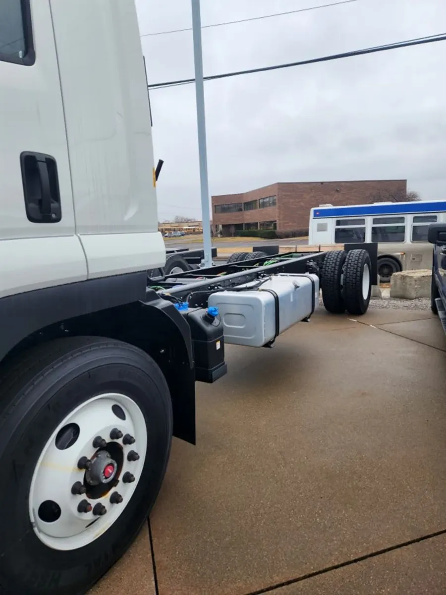 2024 Isuzu FTR | Photo 3 of 4