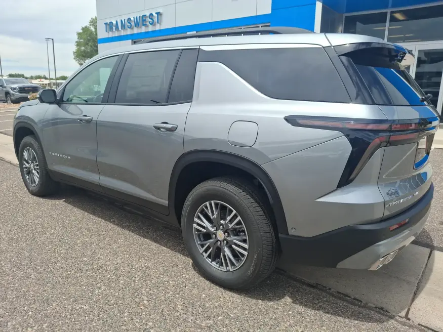 2026 Chevrolet Traverse AWD LT | Photo 2 of 22