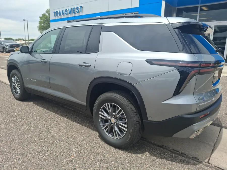 2026 Chevrolet Traverse AWD LT | Photo 2 of 22