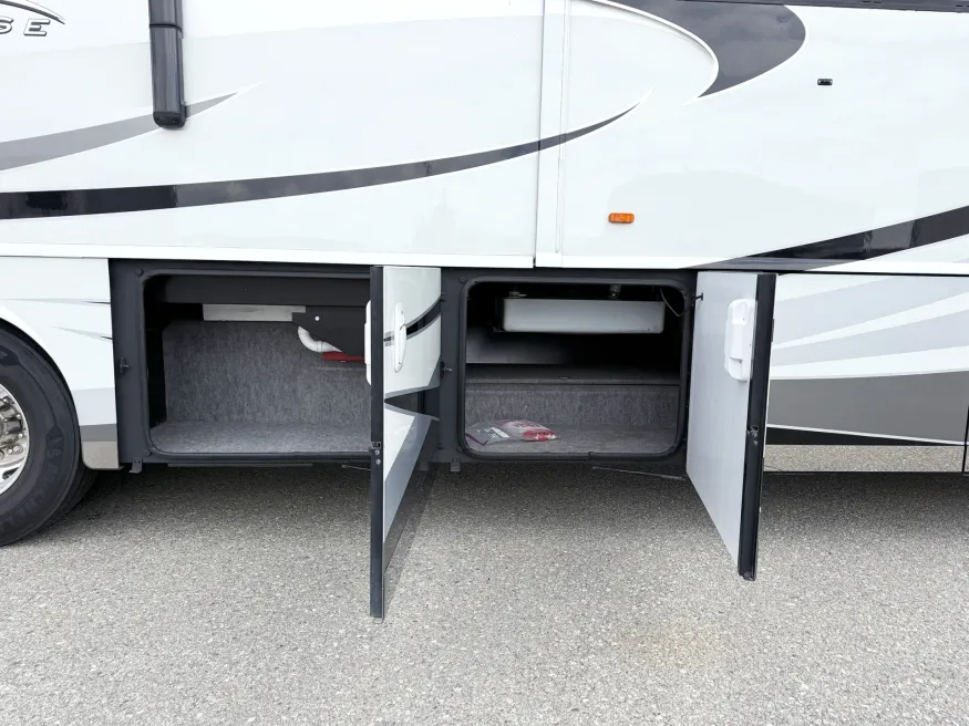 2010 Itasca Ellipse 42AD | Photo 24 of 29