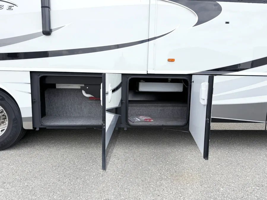 2010 Itasca Ellipse 42AD | Photo 24 of 29