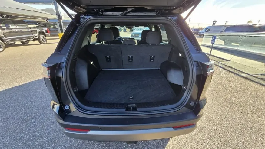 2025 Chevrolet Equinox | Photo 8 of 30