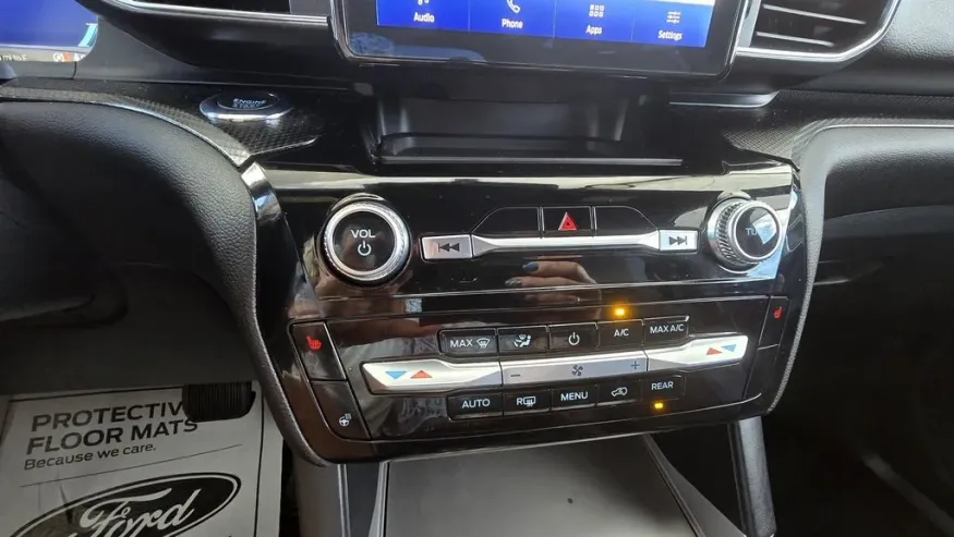 2022 Ford Explorer | Photo 23 of 31