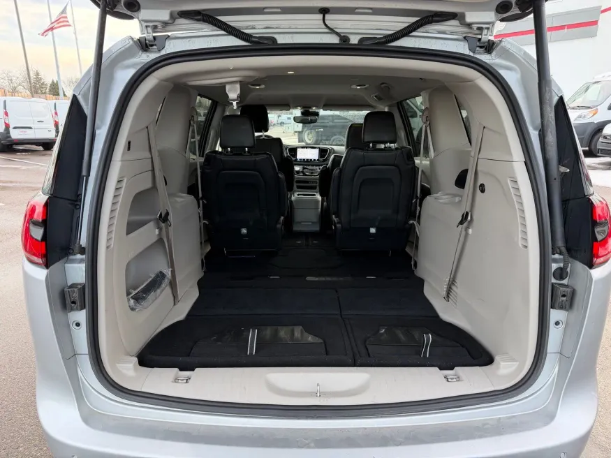 2024 Chrysler Pacifica | Photo 18 of 24