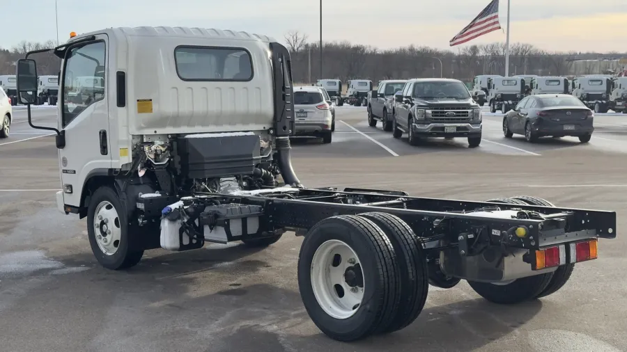 2024 Isuzu NRR | Photo 3 of 17