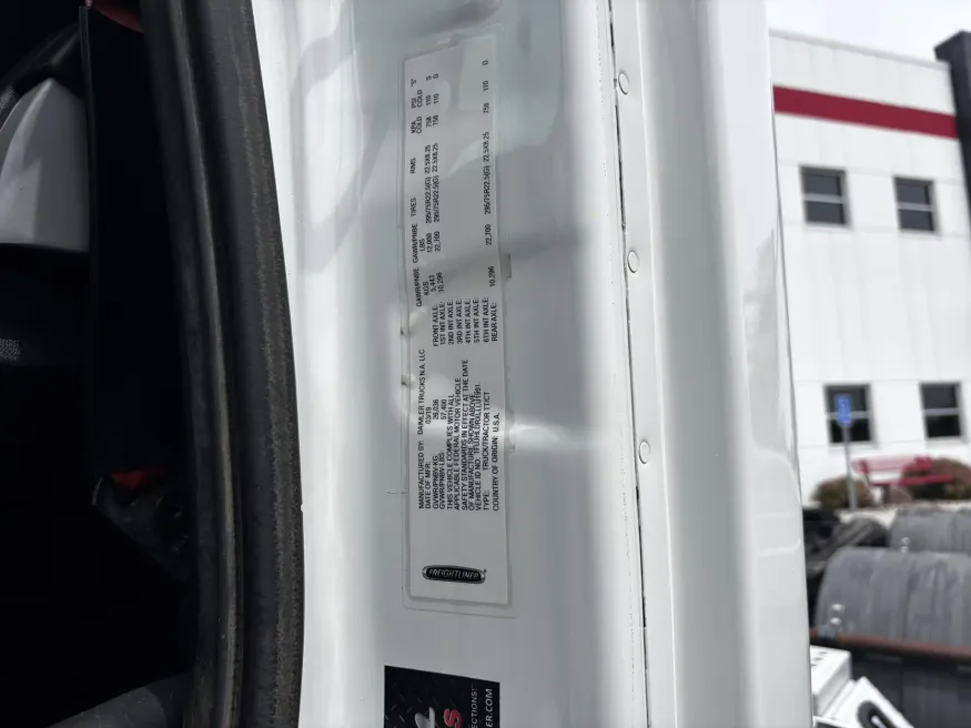 2020 Freightliner Cascadia 126 | Photo 14 of 15