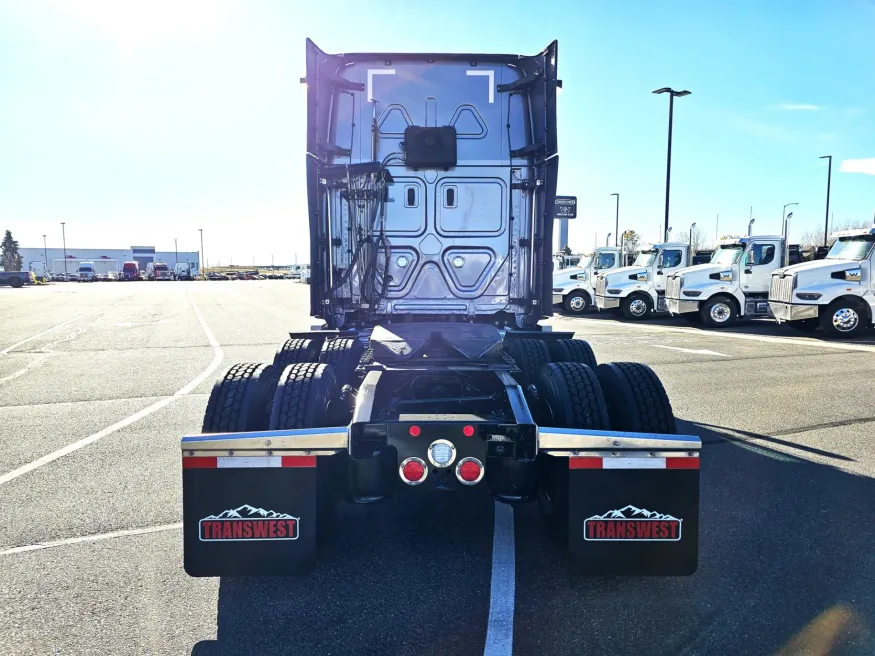 2024 Freightliner Cascadia | Photo 6 of 24