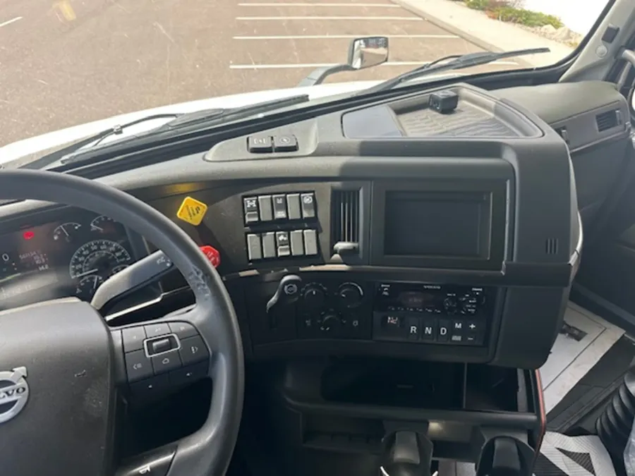 2022 Volvo VNL | Photo 16 of 16