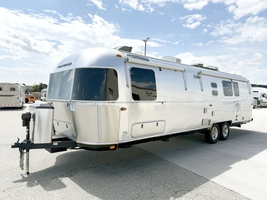 2024 Airstream Classic 33FB Twin | Photo 20 of 23