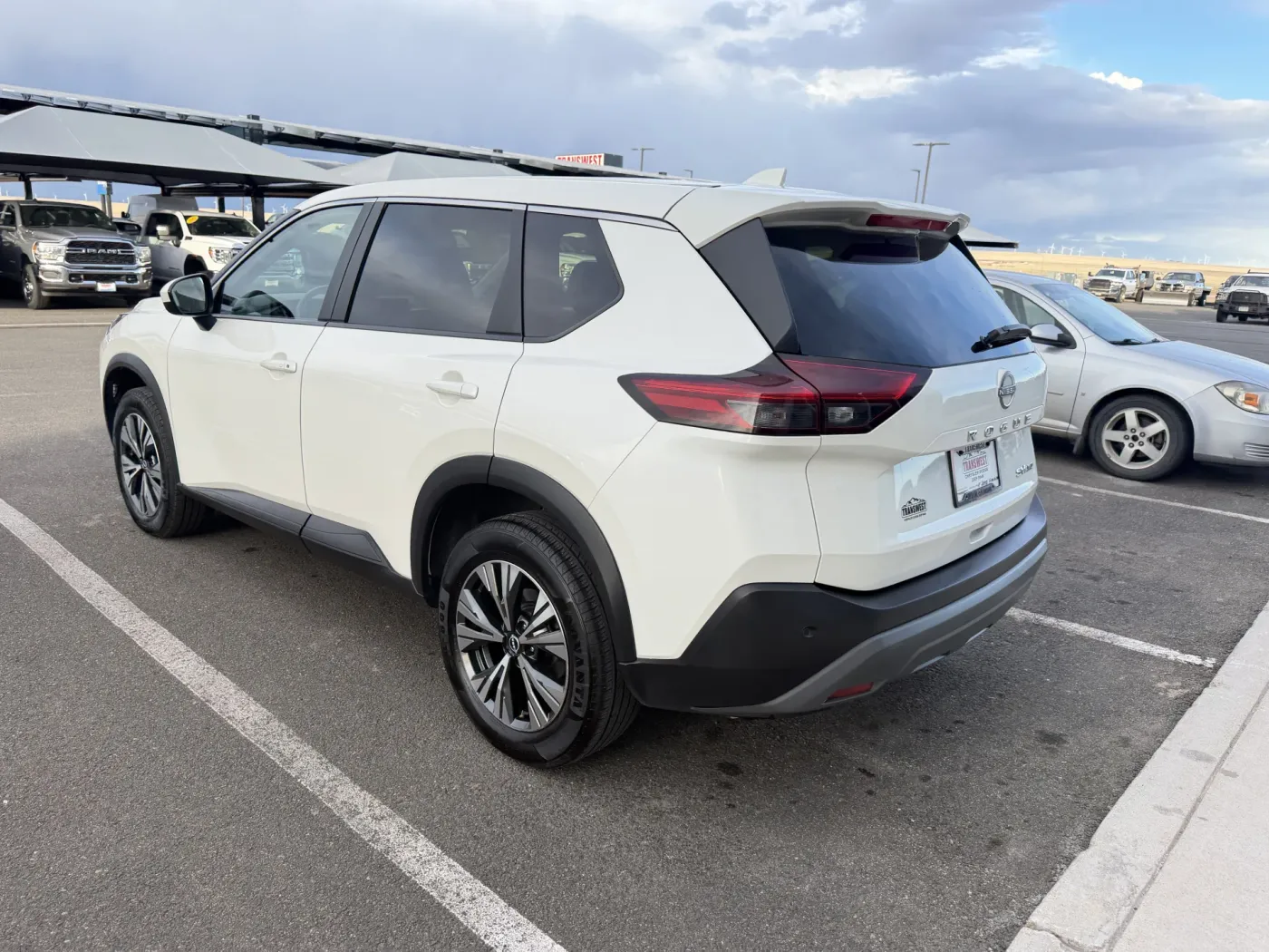 2023 Nissan Rogue SV | Photo 5 of 18