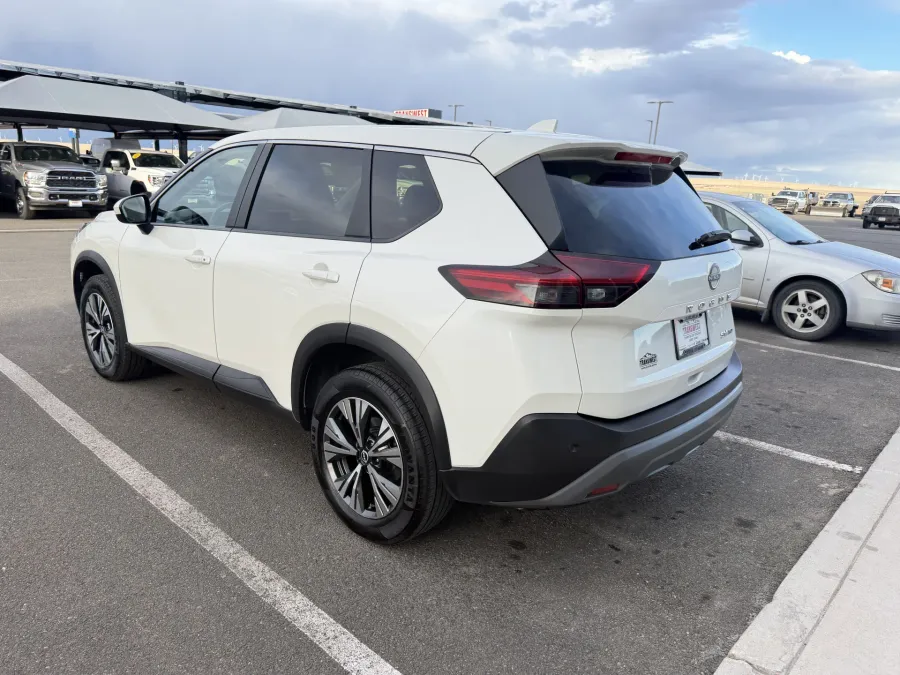 2023 Nissan Rogue SV | Photo 5 of 18