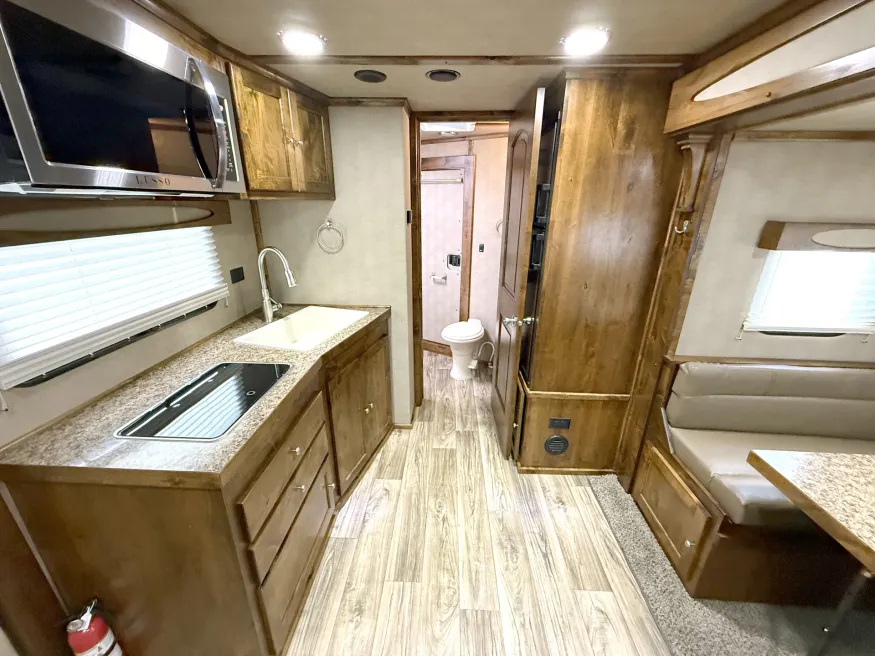 2025 Logan Coach Select 812 3HLQ | Photo 5 of 27