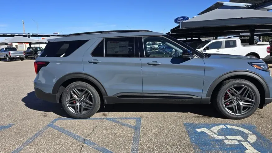 2026 Ford Explorer | Photo 4 of 36