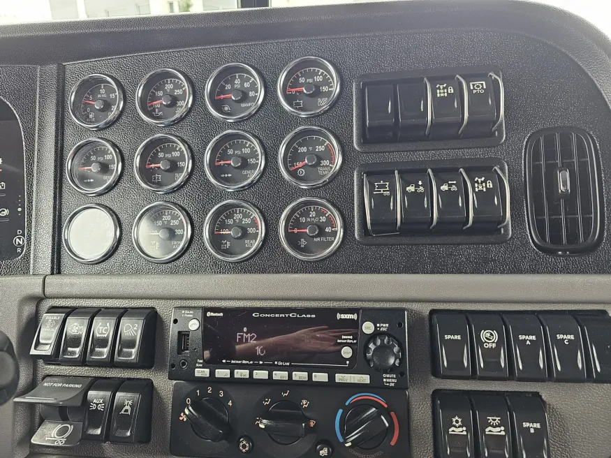 2022 Peterbilt 389 | Photo 15 of 22