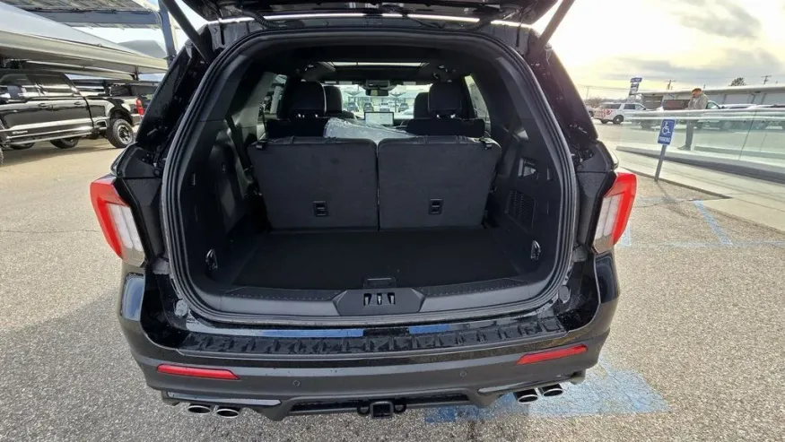 2026 Ford Explorer | Photo 8 of 33