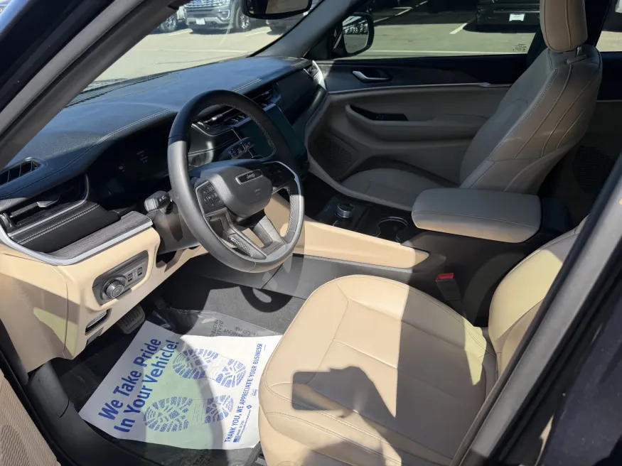 2024 Jeep Grand Cherokee Limited | Photo 12 of 16