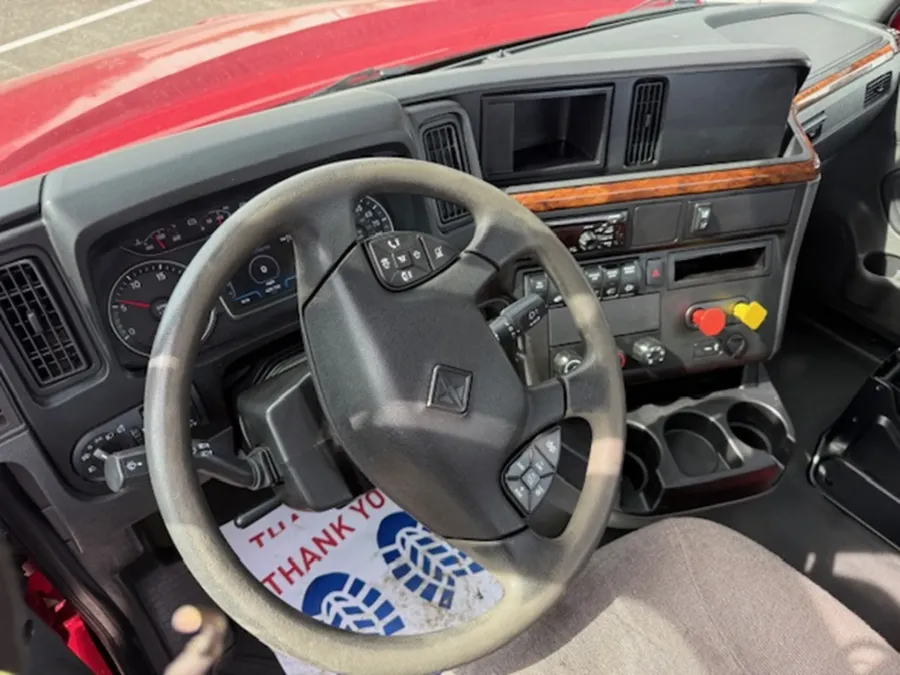 2018 International LT | Photo 9 of 11