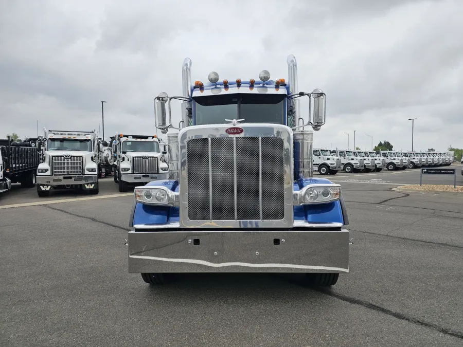 2022 Peterbilt 389 | Photo 2 of 22
