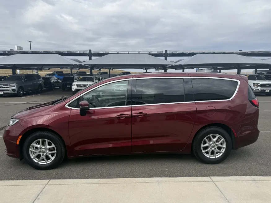 2023 Chrysler Pacifica Touring L | Photo 4 of 24