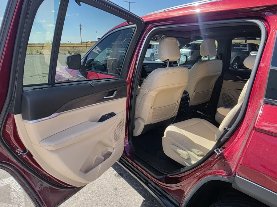 2023 Jeep Grand Cherokee L Limited | Photo 11 of 29