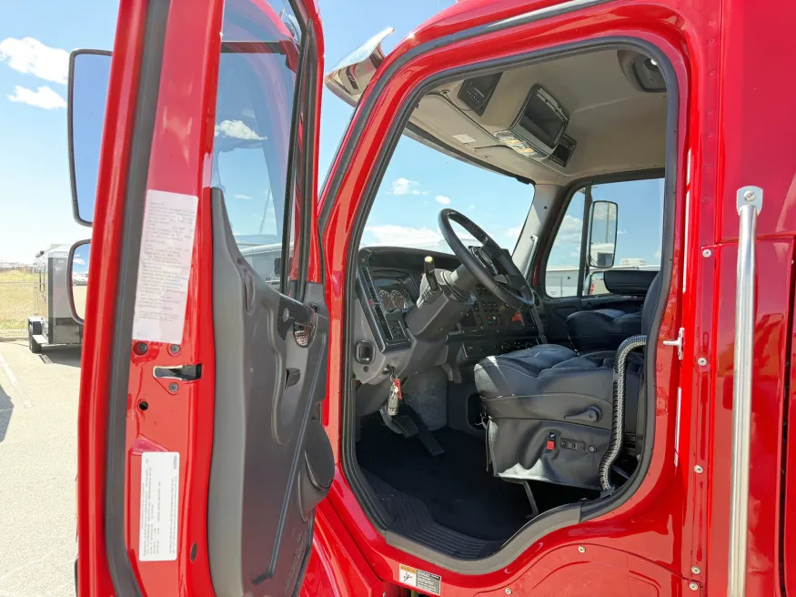 2023 Freightliner M2 106 Summit Hauler | Photo 4 of 24