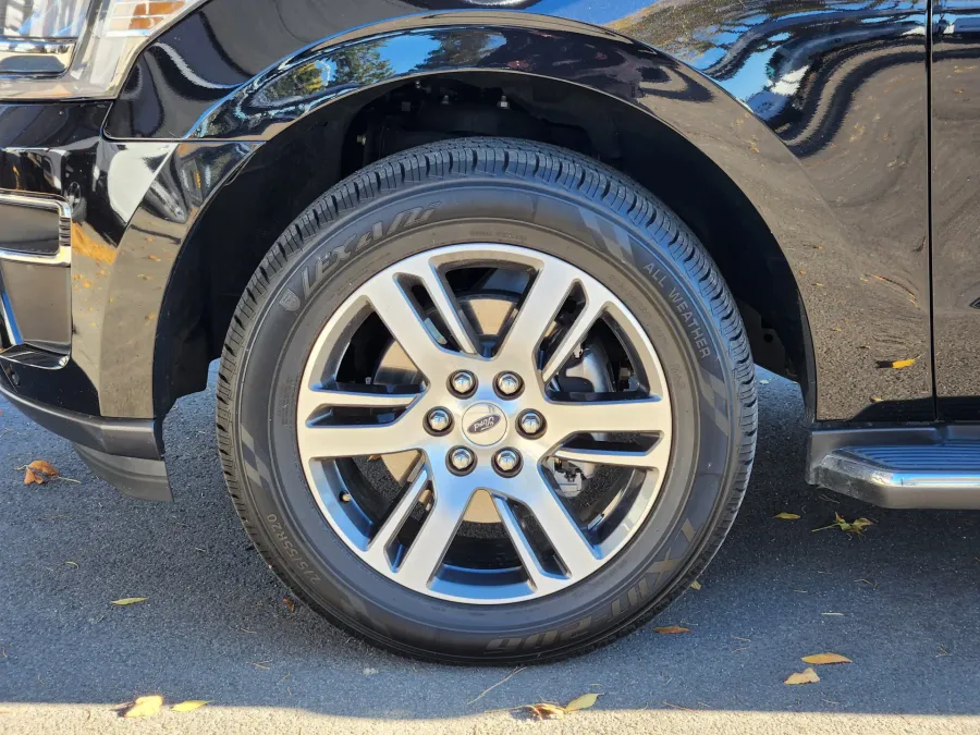 2023 Ford Expedition Limited | Photo 19 of 30