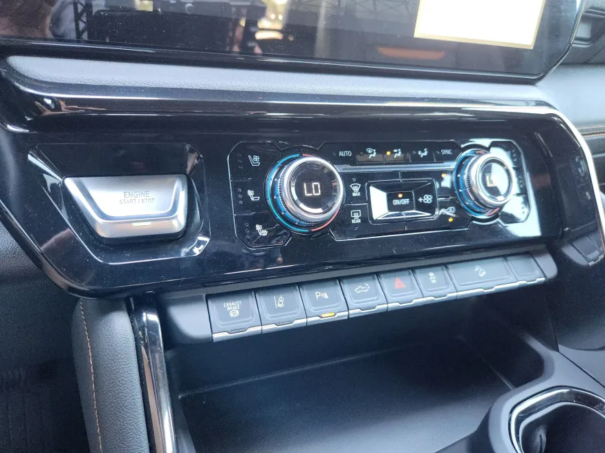 2025 GMC Sierra 2500HD AT4 | Photo 28 of 33