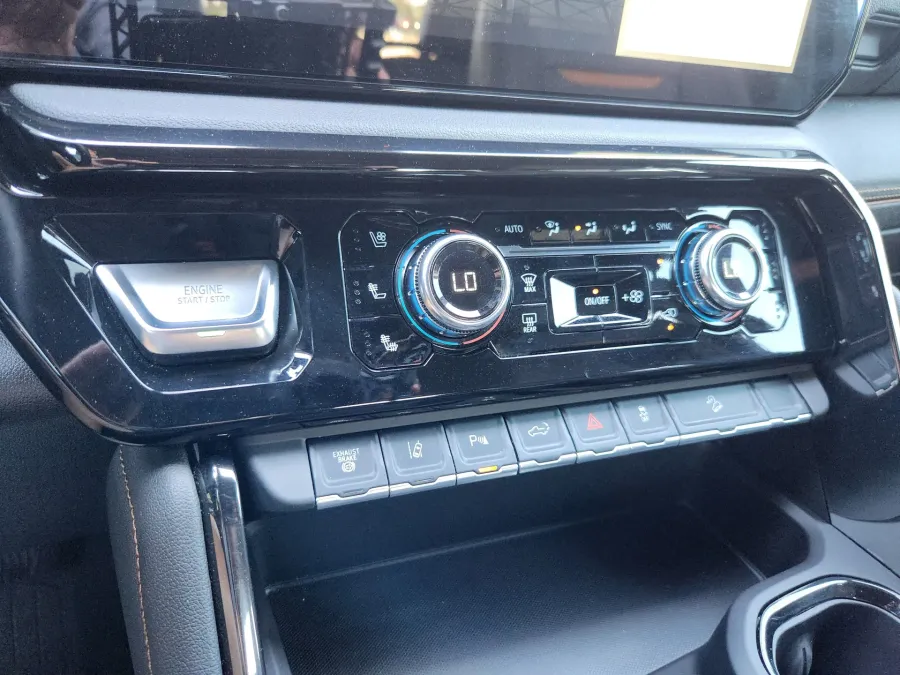 2025 GMC Sierra 2500HD AT4 | Photo 28 of 33