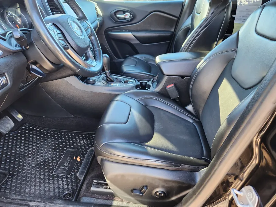 2019 Jeep Cherokee Latitude Plus | Photo 8 of 29