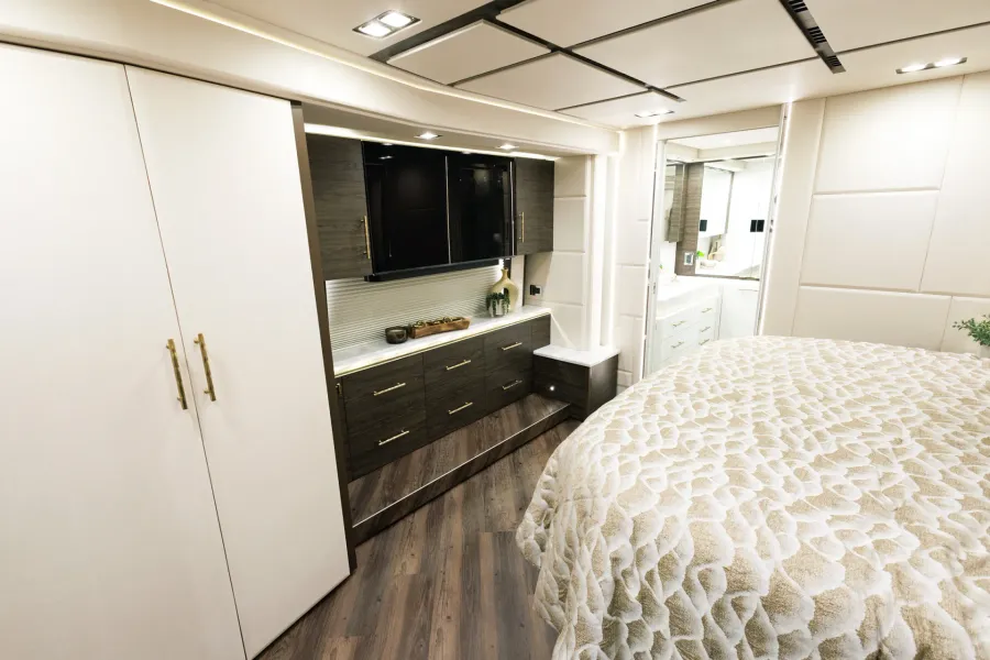 2026 Emerald Prevost H3-45 Triple Slide | Photo 14 of 29