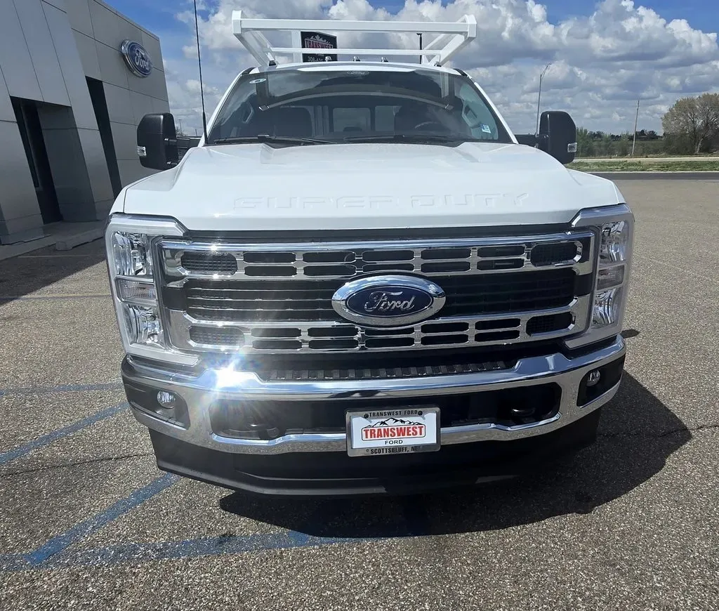 2025 Ford Super Duty F-350 | Photo 2 of 28