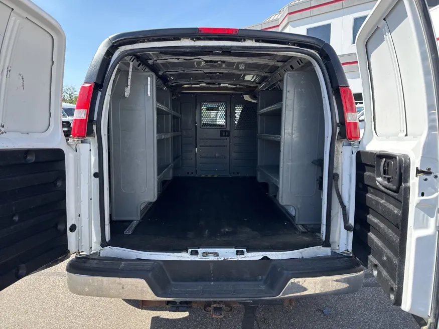 2017 Chevrolet Express 3500 | Photo 4 of 14