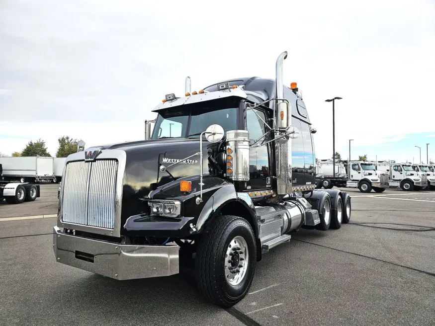 2021 Western Star 4900SA | Photo 2 of 24