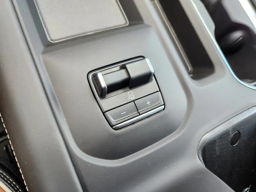 2025 GMC Sierra 2500HD Denali Ultimate | Photo 27 of 31