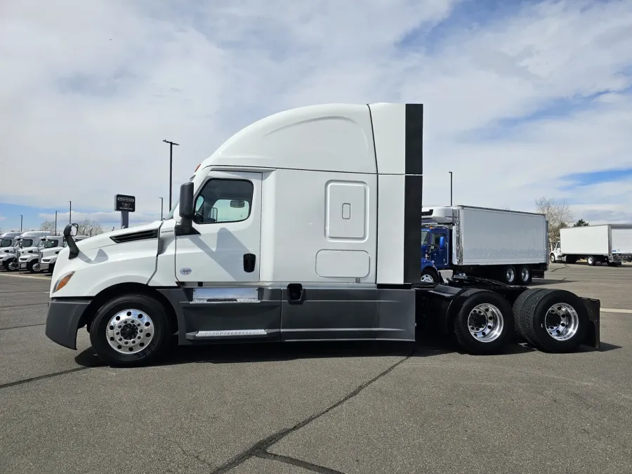 2023 Freightliner Cascadia | Photo 8 of 20