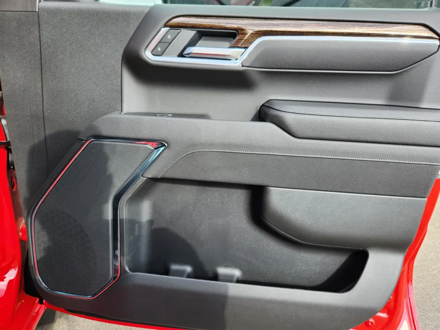 2025 GMC Sierra 1500 Elevation | Photo 17 of 28