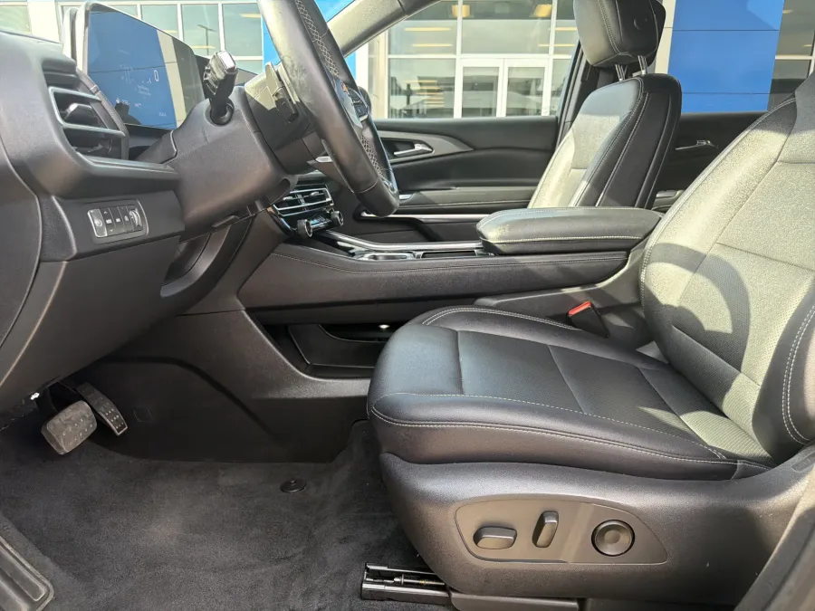 2025 Chevrolet Traverse AWD LT | Photo 16 of 22