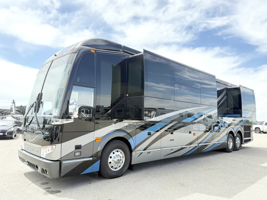2023 Emerald Prevost H3-45 Triple Slide | Photo 25 of 35