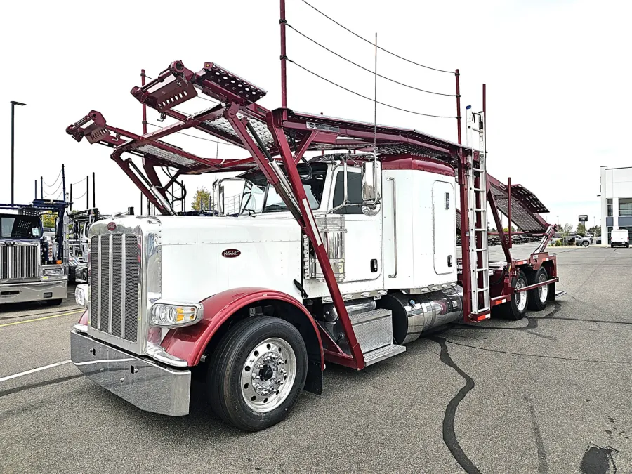2023 Peterbilt 389 | Photo 1 of 21