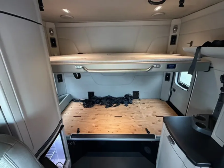 2022 Peterbilt 567 | Photo 12 of 18