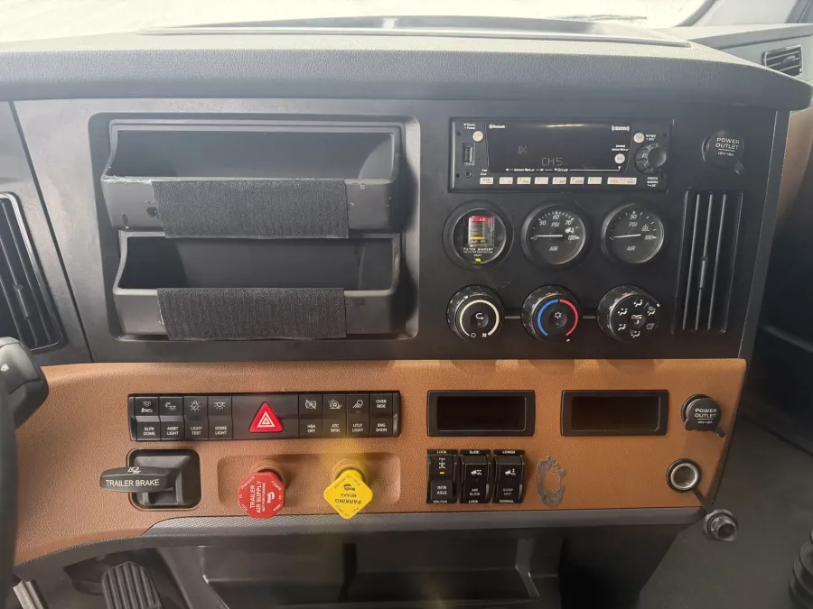 2022 Freightliner Cascadia | Photo 9 of 11